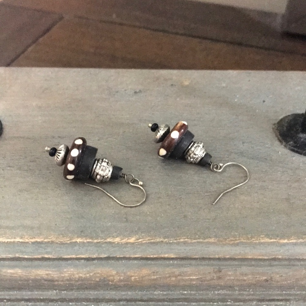 🌸🌺New! Adorable Black/Brown Earrings